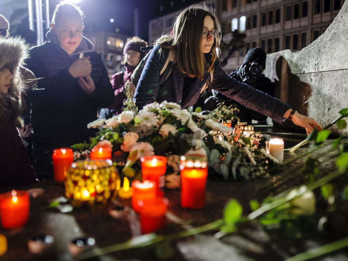 Foto: Un memorial en recuerdo de las víctimas de los tiroteos de este jueves en Hanau. (EFE)