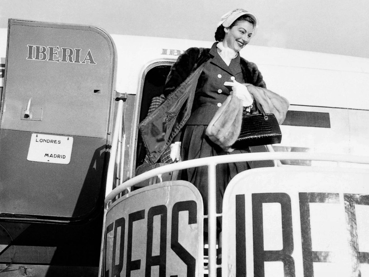 La actriz Ava Gardner llega al aeropuerto de Barajas procedente de Londres. (Movistar / EFE)