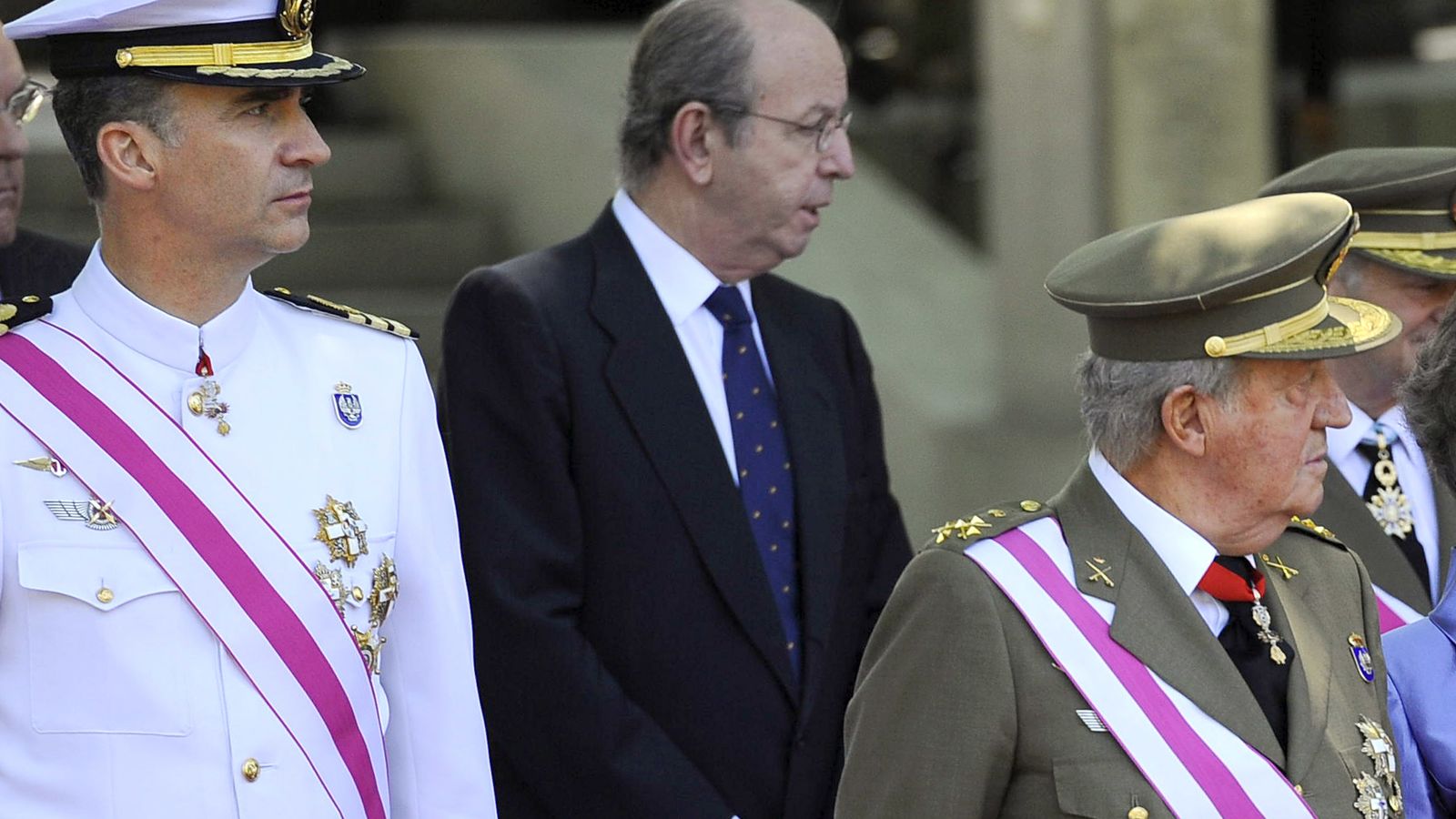 Foto: Felipe VI y el Don Juan Carlos acompañados de Rafael Spottorno. (Gtres)