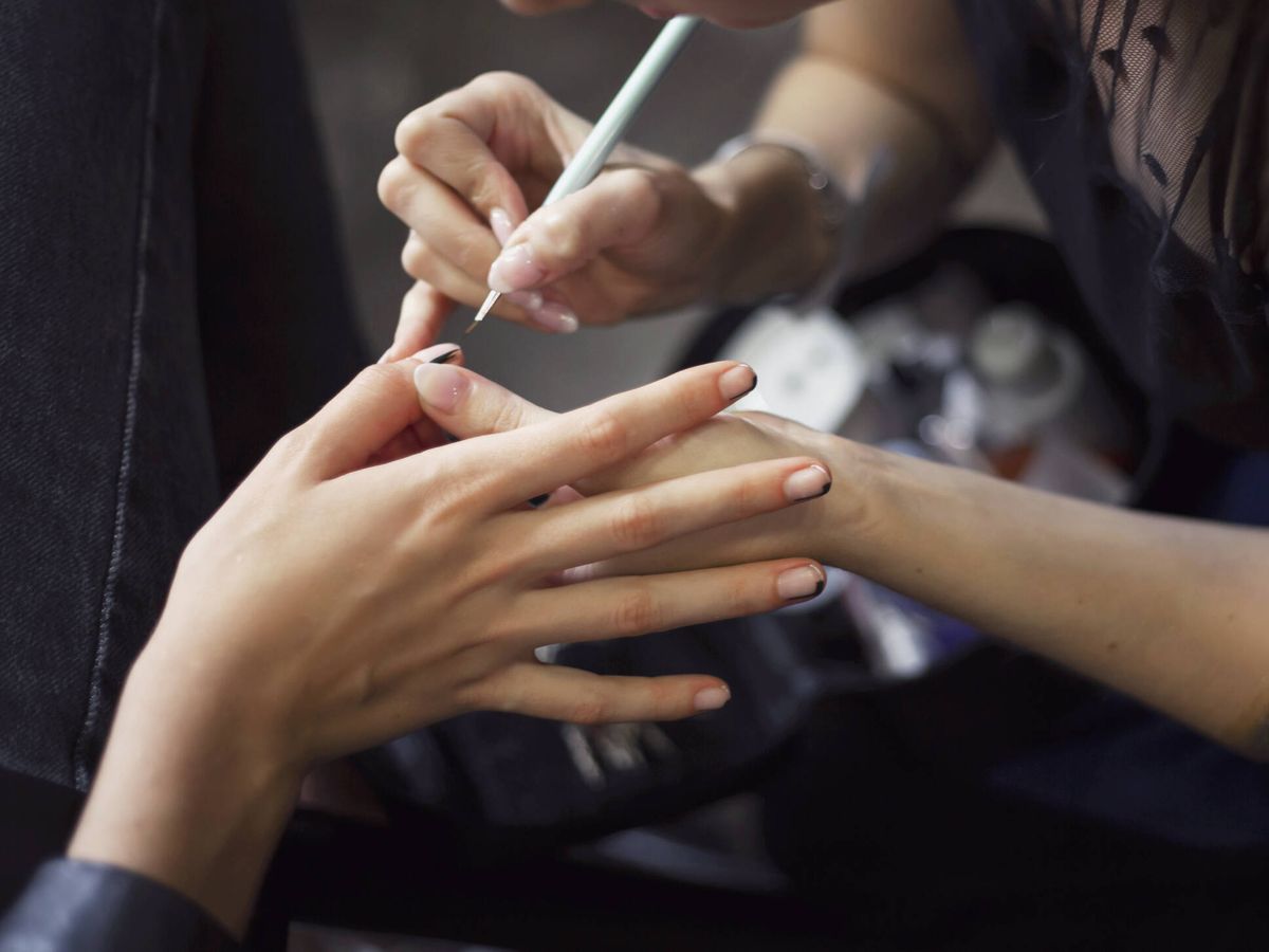 Foto: Tener las uñas cortas requiere elegir la manicura con cuidado para que pueda ser visible y estilice la uña. (Imaxtree)