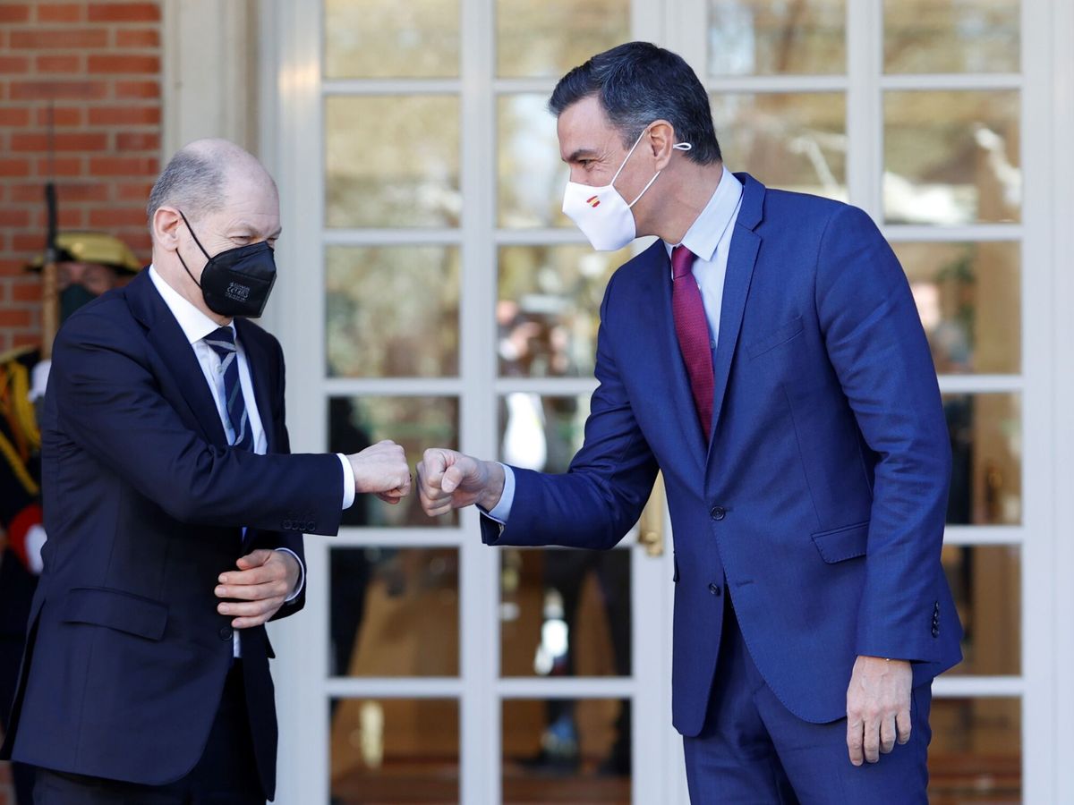 Foto: El canciller alemán, Olaf Scholz, saluda al presidente del Gobierno español, Pedro Sánchez. (EFE/Mariscal)