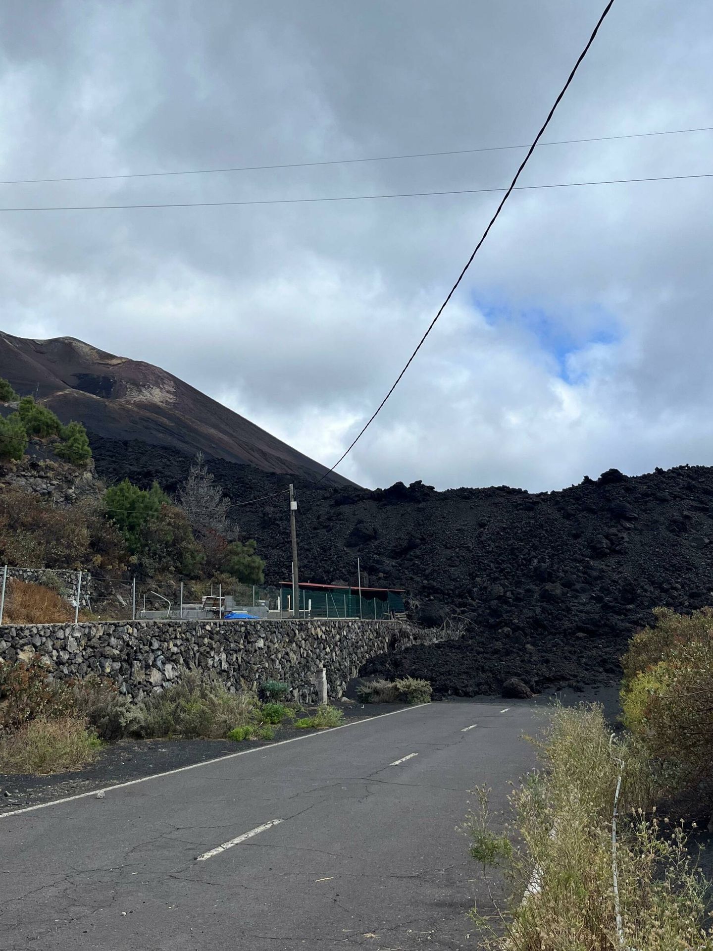 Una carretera sepultada por la lava en el Mirador Oficial del Tajogaite (N.I.)