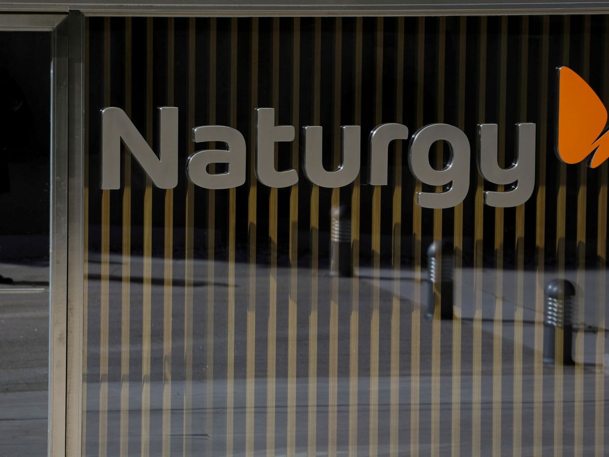 Foto: File photo: the logo of spanish energy company "naturgy" is seen in the door of its headquarters in madrid