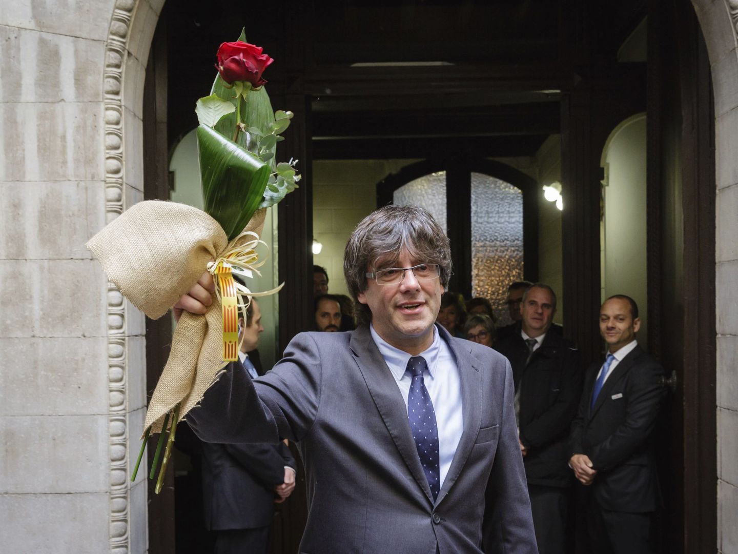 Puigdemont a su salida del pleno para renunciar a la alcaldía de Girona tras ser elegido nuevo 'president'. (EFE)