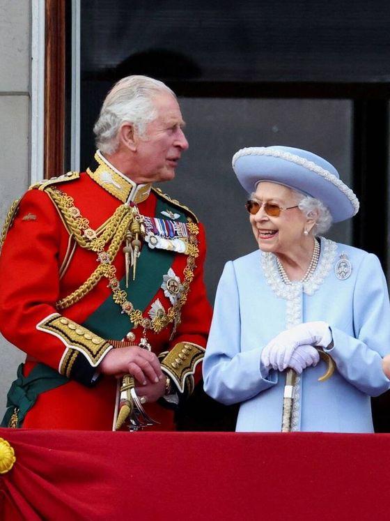 Isabel II, junto a su hijo en el balcón del palacio de Buckingham. (Reuters)