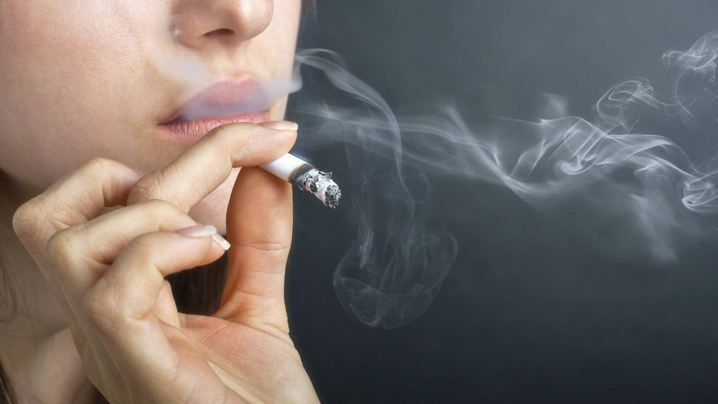 Mujer fumándose un cigarro (iStock)