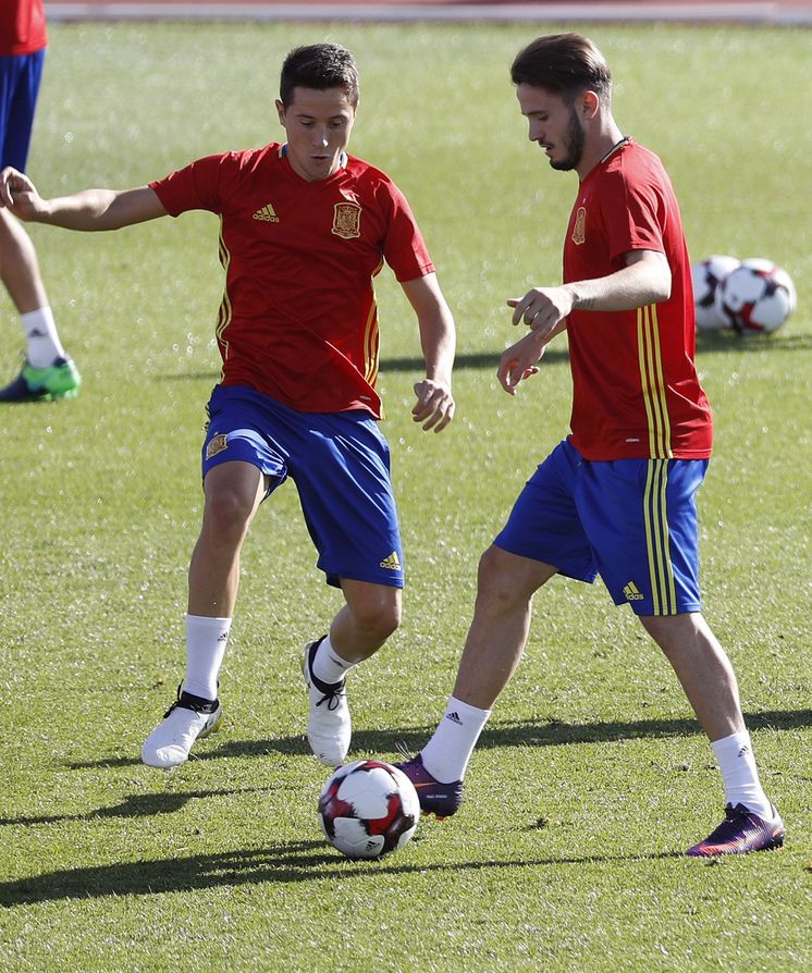 Foto: Ander Herrera, junto a Saúl, durante el entrenamiento de la Selección de este martes en Las Rozas. (EFE)