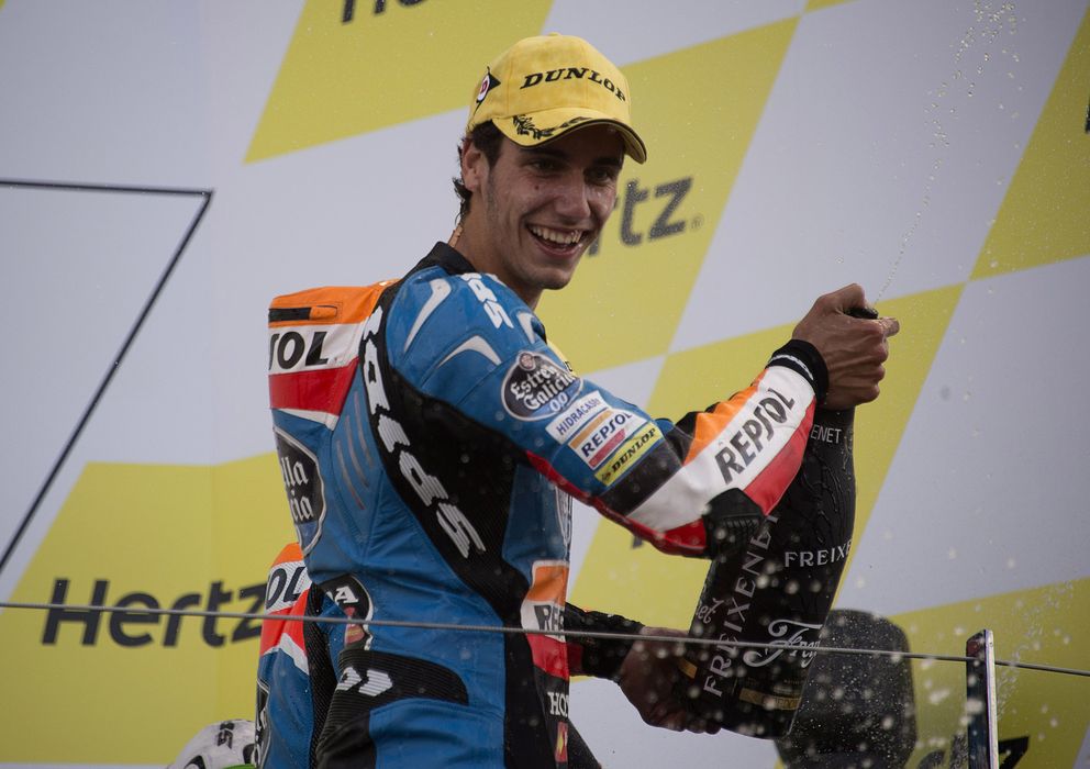 Foto: Àlex Rins celebra la victoria en el podio de Silverstone (Team Estrella Galicia 0,0).