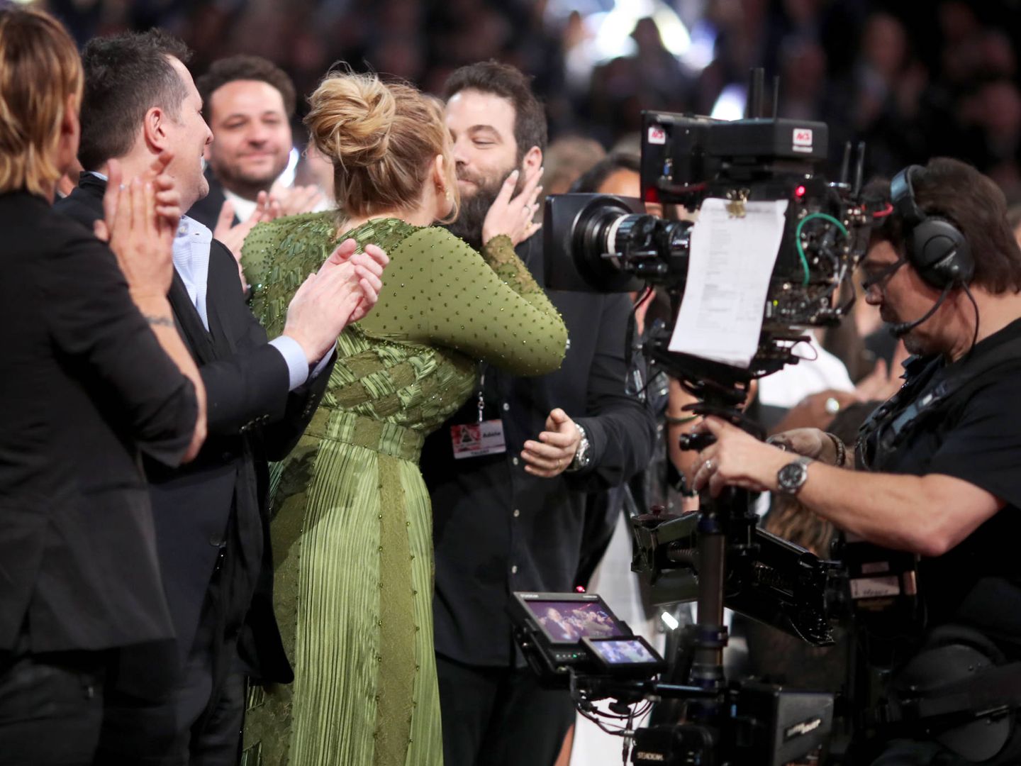 Adele besa a Simon, su ya exmarido, en los Grammy en 2017. (Getty)