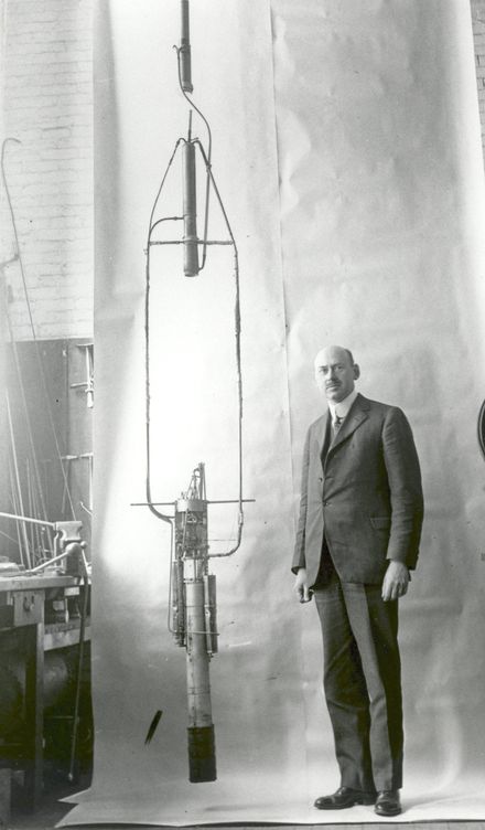 El profesor, físico e inventor estadounidense Robert H. Goddard junto con uno de sus cohetes en noviembre de 1925. (NASA)