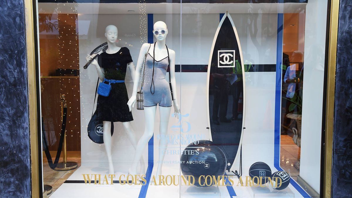 Esquiar de Dior, surfear de Chanel: la moda enloquece con la nueva subasta de Christie's