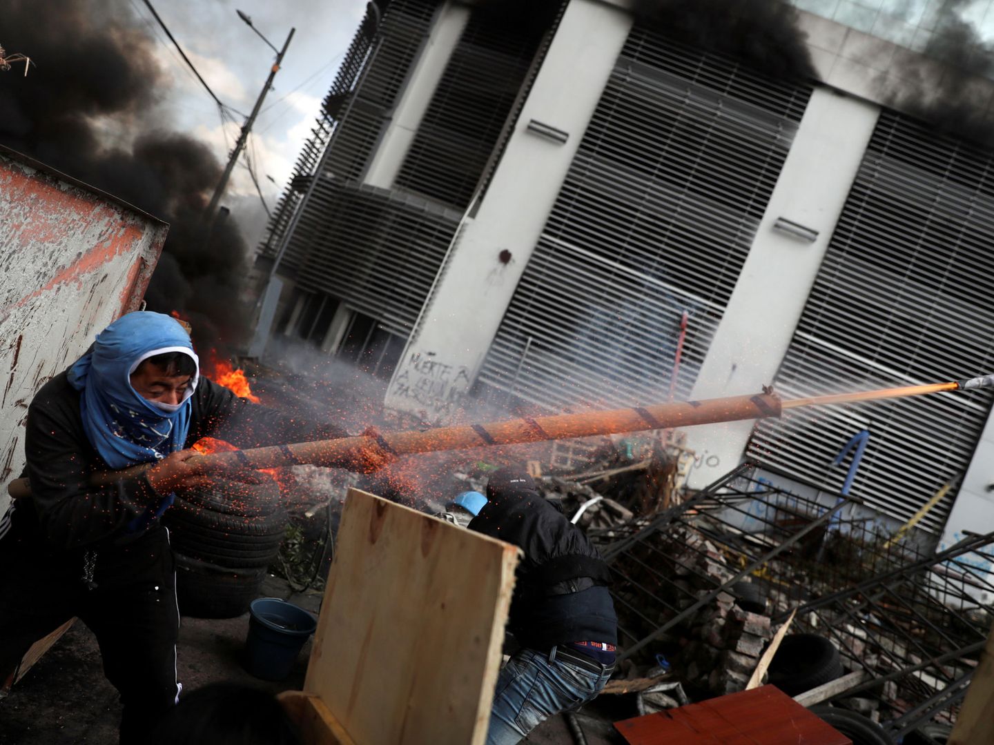 Un manifestante dispara un arma casera durante la protesta. (Reuters)