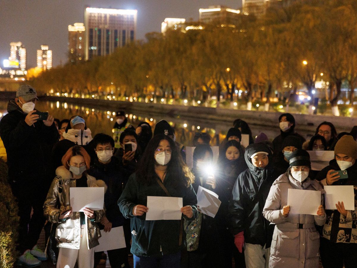 Foto: Cientos de personas se manifiestan en Pekín con folios en blanco (Reuters/Thomas Peter)