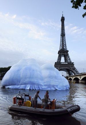 Un iceberg en el Sena, una singular protesta contra el cambio climático