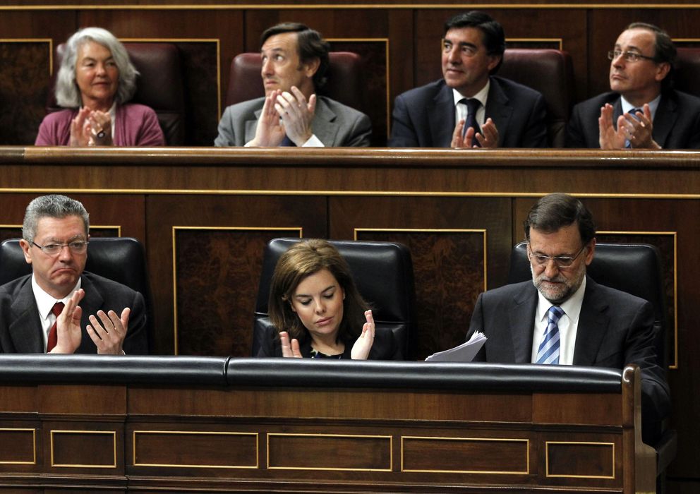 Foto:  El presidente del Gobierno, Mariano Rajoy recibe los aplausos de Alberto Ruiz-Gallardón y Soraya Saénz de Santamaría (EFE)