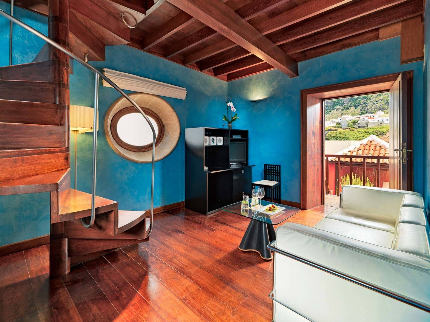 Salón con escritorio inspirado en los diseños de Mackintosh y sofá de Le Corbusier. (Cortesía Hotel San Roque)