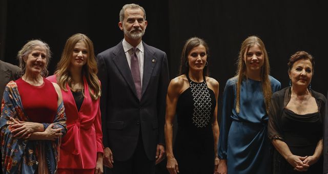 Los Reyes, junto a sus hijas, felicitan a la bailaora María Pagés y la cantaora Carmen Linares. (EFE/Ballesteros) 
