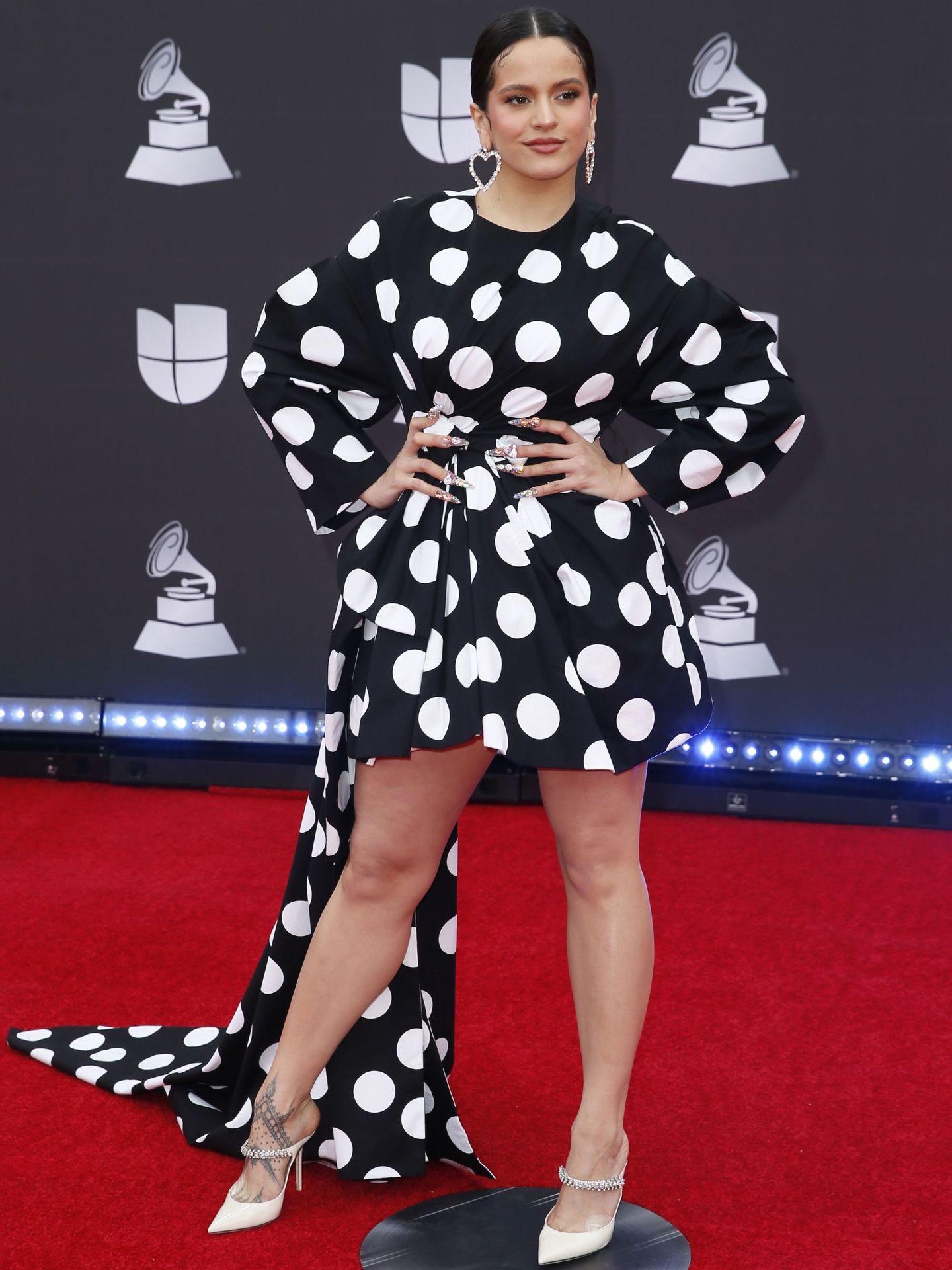 Rosalía, en la alfombra roja de los Latin Grammy 2019. (Reuters)