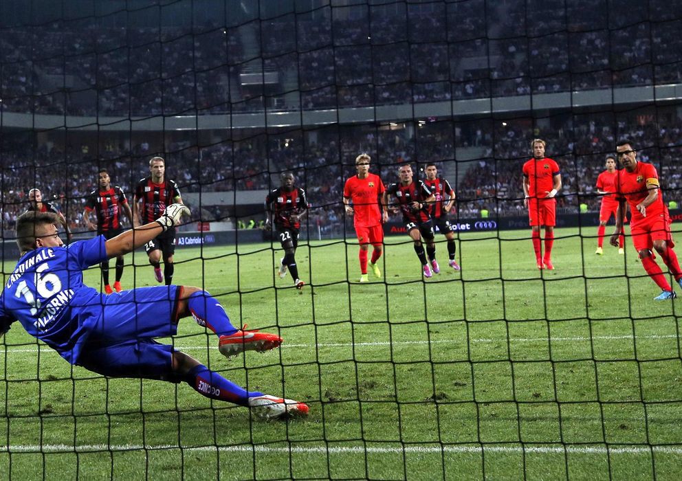 Foto: Xavi transforma el penalti que supuso el empate del Barcelona ante el Niza (Reuters)
