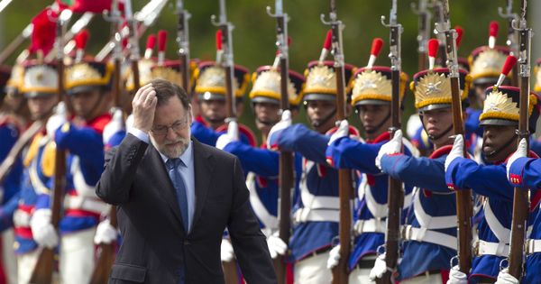 Foto: El presidente del Gobierno, Mariano Rajoy (i), pasa revista a un batallón durante su viaje a Brasil. (EFE)