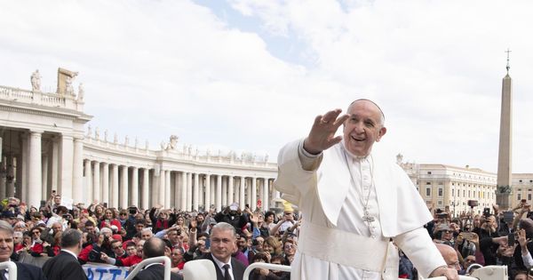 Foto: El papa Francisco sonríe tras finalizar la audiencia general semanal. (EFE)