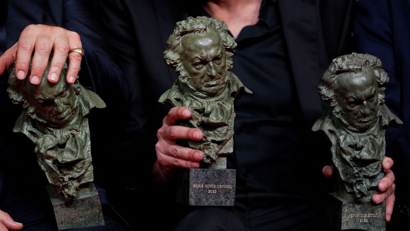 Plano detalle del galardón del premio Goya. (EFE/Biel Aliño) 