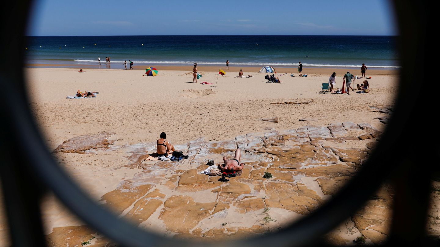 Una playa en Lagos, Portugal (Reuters)