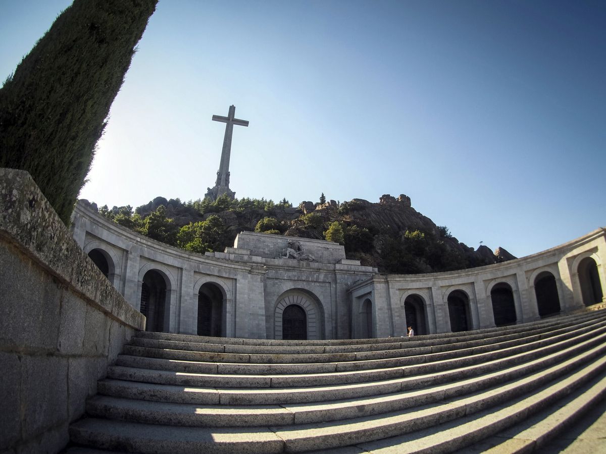 Foto: Vista de la fachada principal de la basílica del Valle de los Caídos. (EFE/Fernando Villar)
