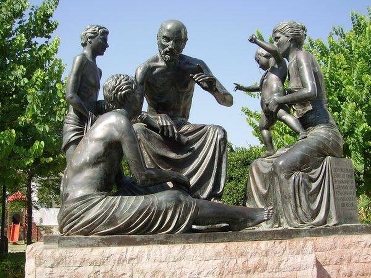 Estatua en Cos que representa a Hipócrates enseñando a sus discípulos. (Tedmek/Wikicommons)