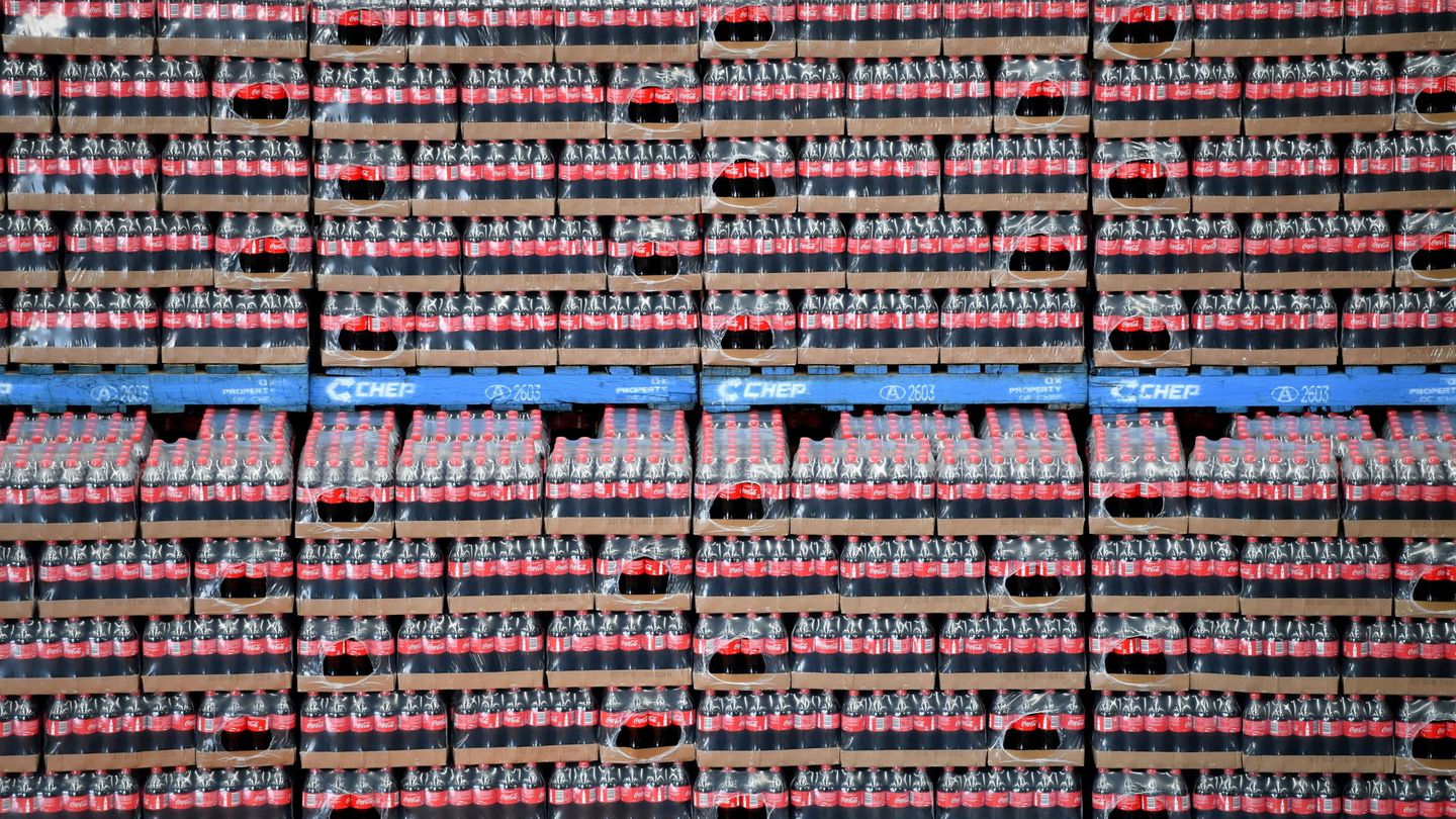 Vista de cajas de botellas de Coca-Cola en palets. (EFE)