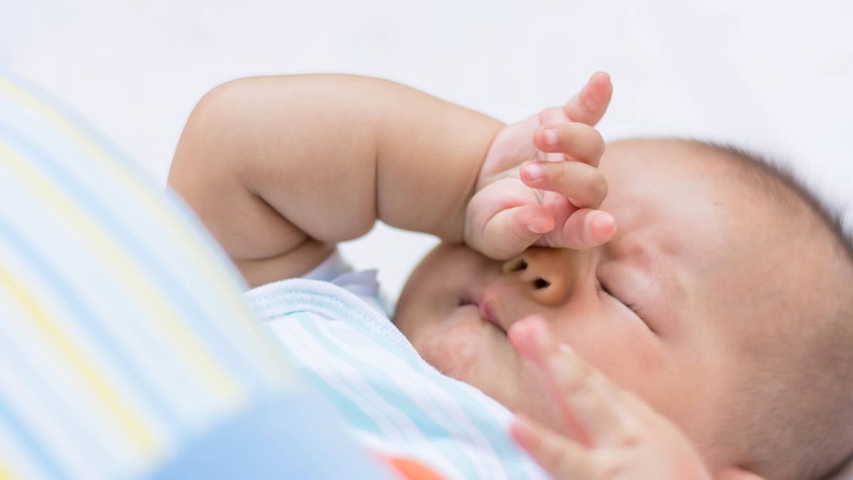 Por qué los bebés se frotan los ojos con los puños (y cuándo preocuparse)