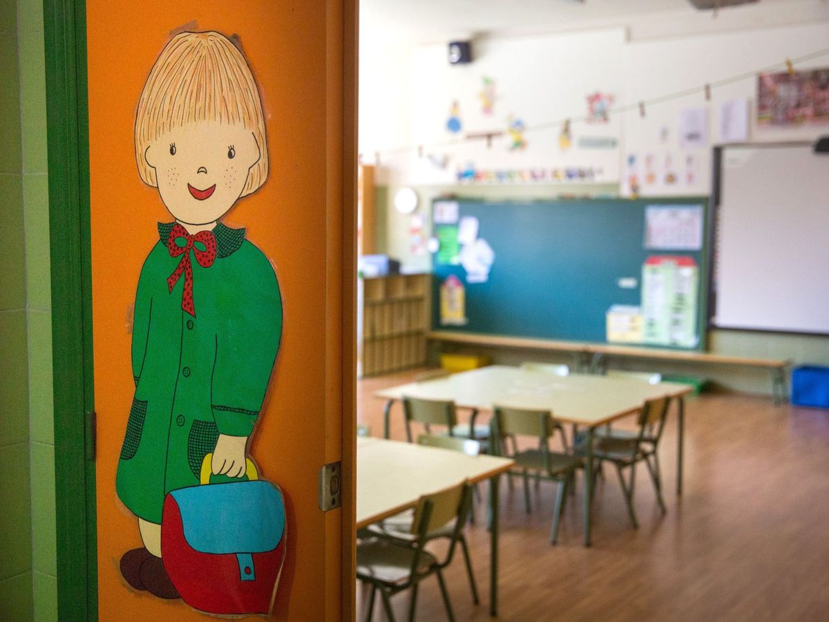 Foto: Un aula vacía en el colegio público Las Gaunas, en Logroño. (EFE)