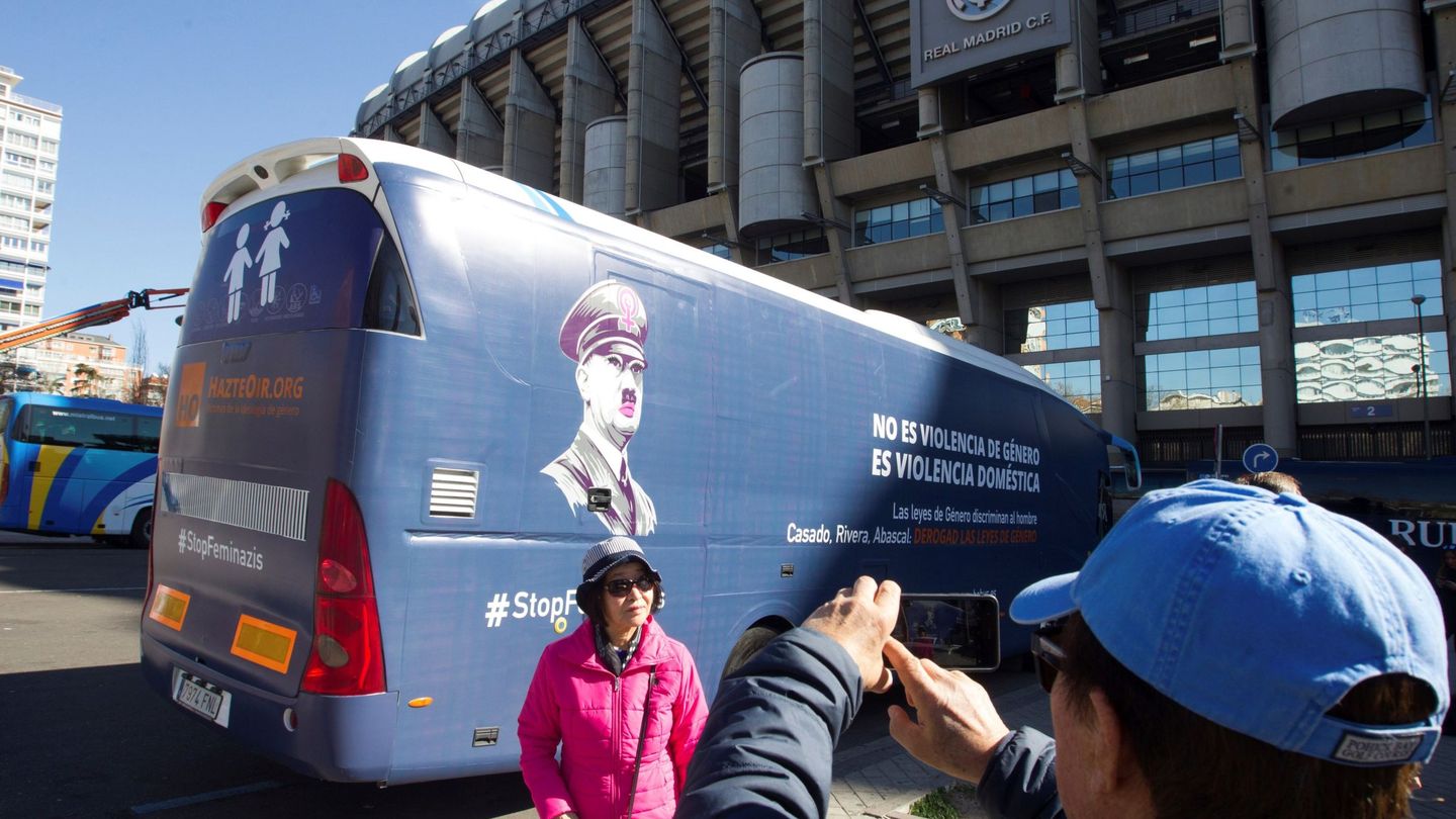 El autobus de Hazte Oír, con los vinilos de su última campaña contra las leyes de violencia de género que la Policía de Valencia ha obligado a retirar por incumplir las normas de tráfico. (EFE)