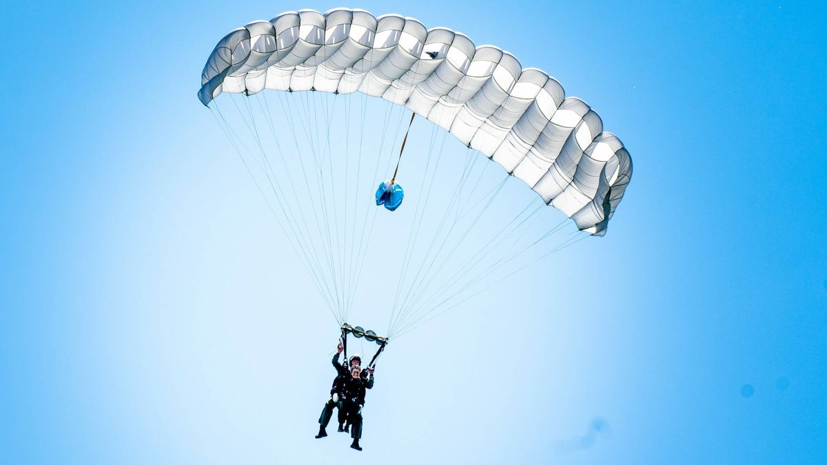 El vuelo de una reina: Máxima de Holanda se tira en paracaídas con mucho estilo
