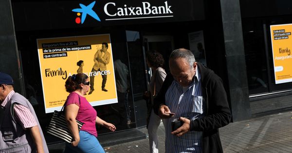 Foto:  Un cajero de CaixaBank en Barcelona. (REUTERS)