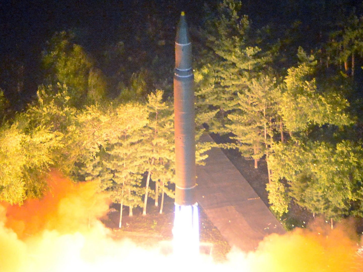 Lanzamiento de un misil balístico intercontinental norcoreano Hwasong-14, el 28 de julio de 2017. (Reuters)