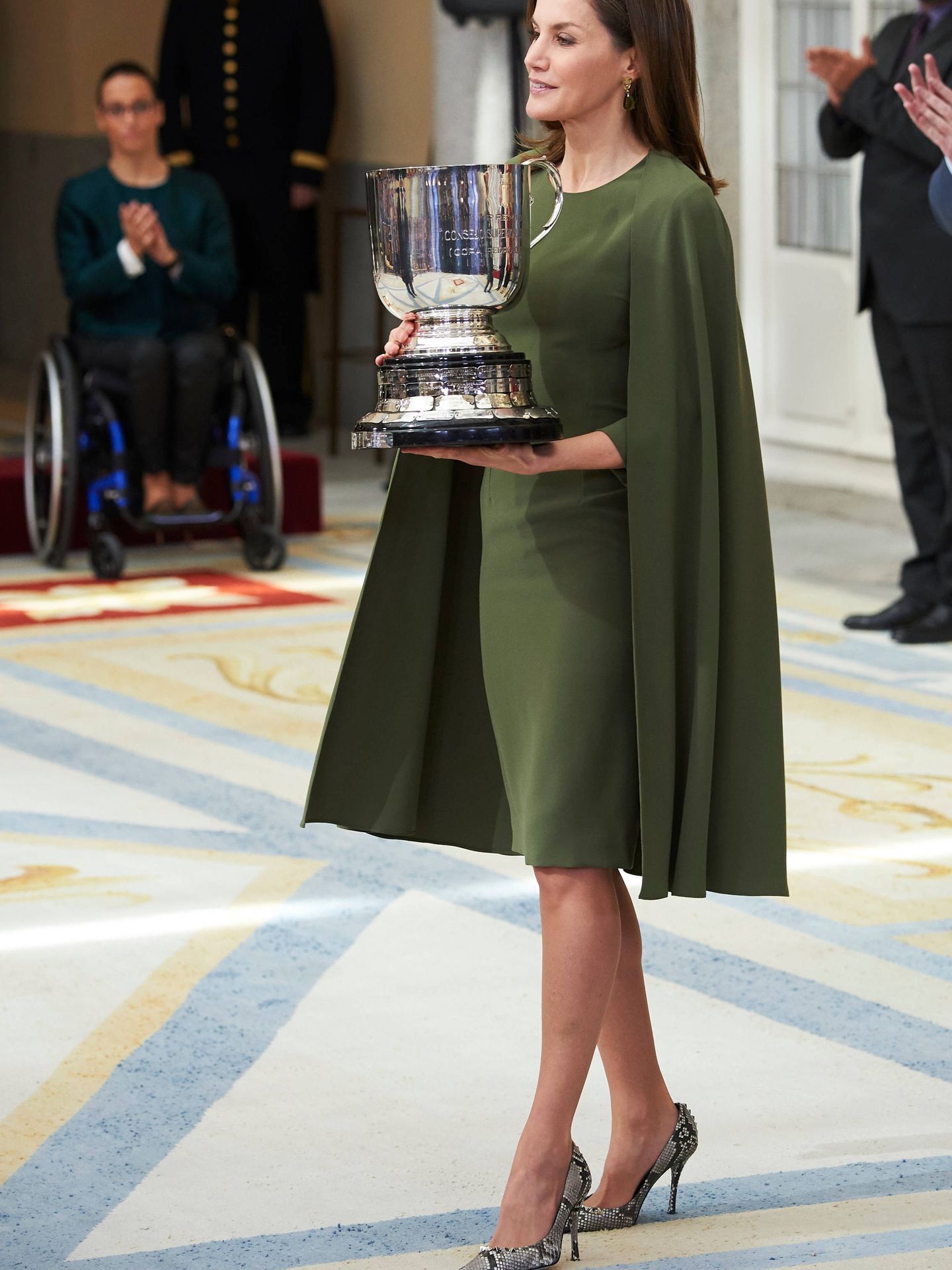  La Reina entregando uno de los premios. (Limited Pictures)