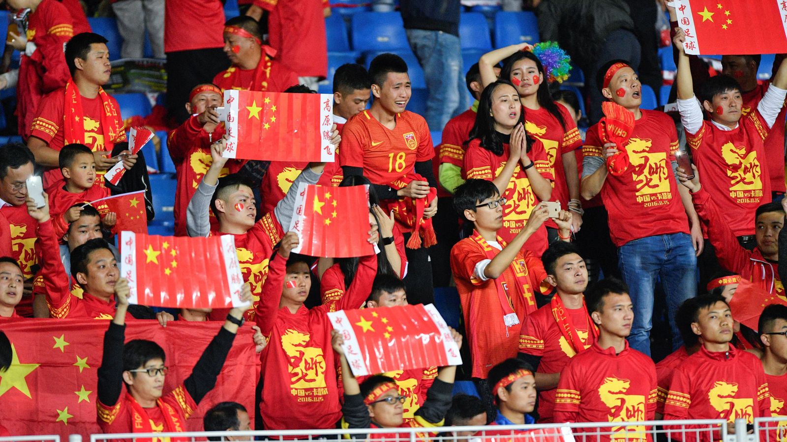 Foto: Aficionados chinos durante un partido de su selección contra Qatar. 