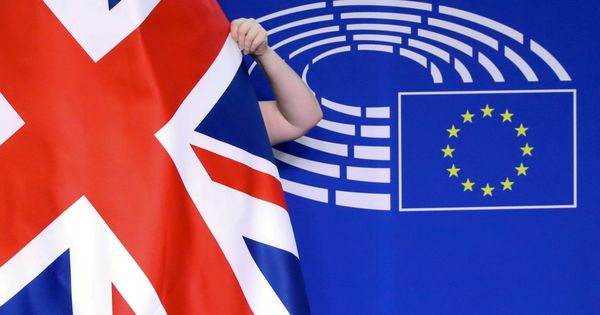 Foto: Bander británica frente al logo del Parlamento Europeo. (Reuters)