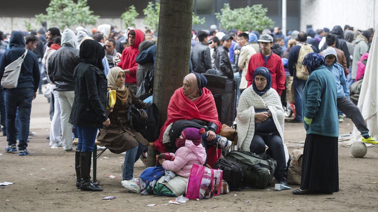 Foto: Refugiados esperan a las puertas de las oficinas de Asuntos Sociales y Salud en Berlín. (EFE)
