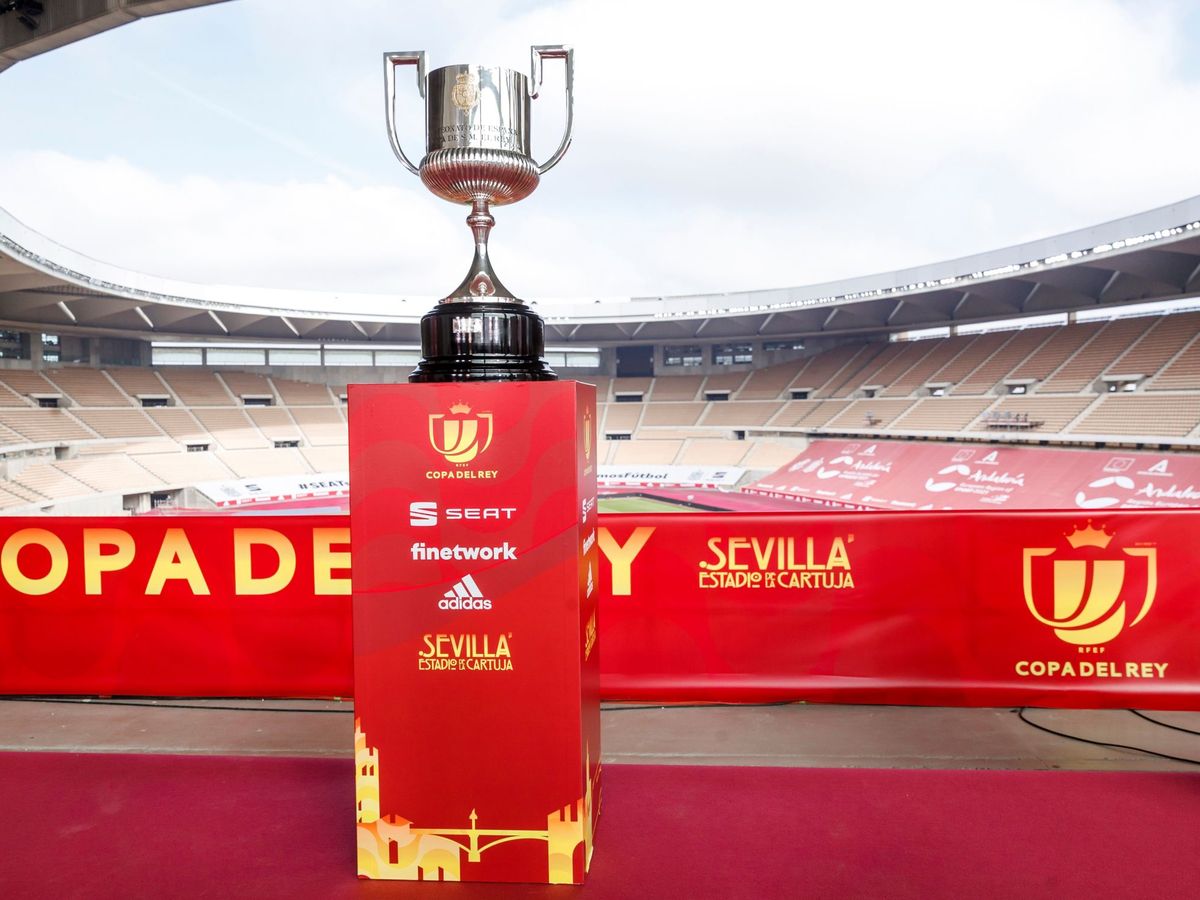 Foto: El trofeo de la Copa del Rey en el estadio de la Cartuja (EFE/RFEF).