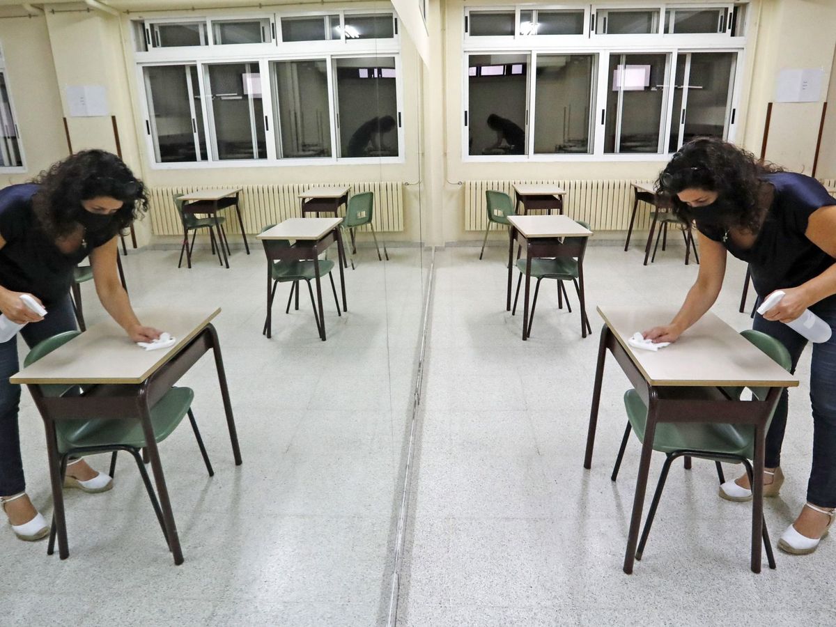 Foto: Una profesora del colegio San José de Cluny, en Santiago de Compostela, prepara su aula. (EFE)