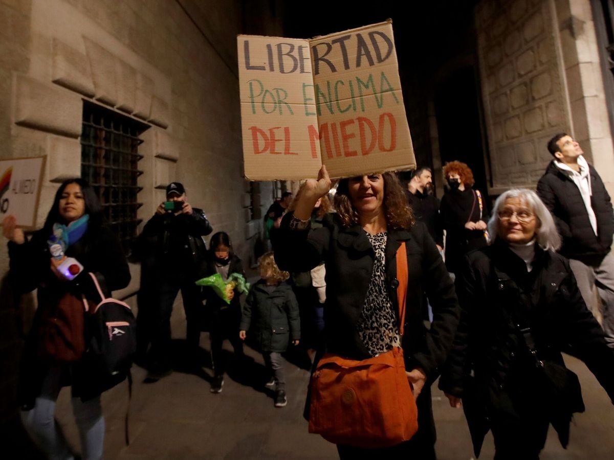 Foto: Concentración de antivacunas en Barcelona. (EFE/Marta Pérez)