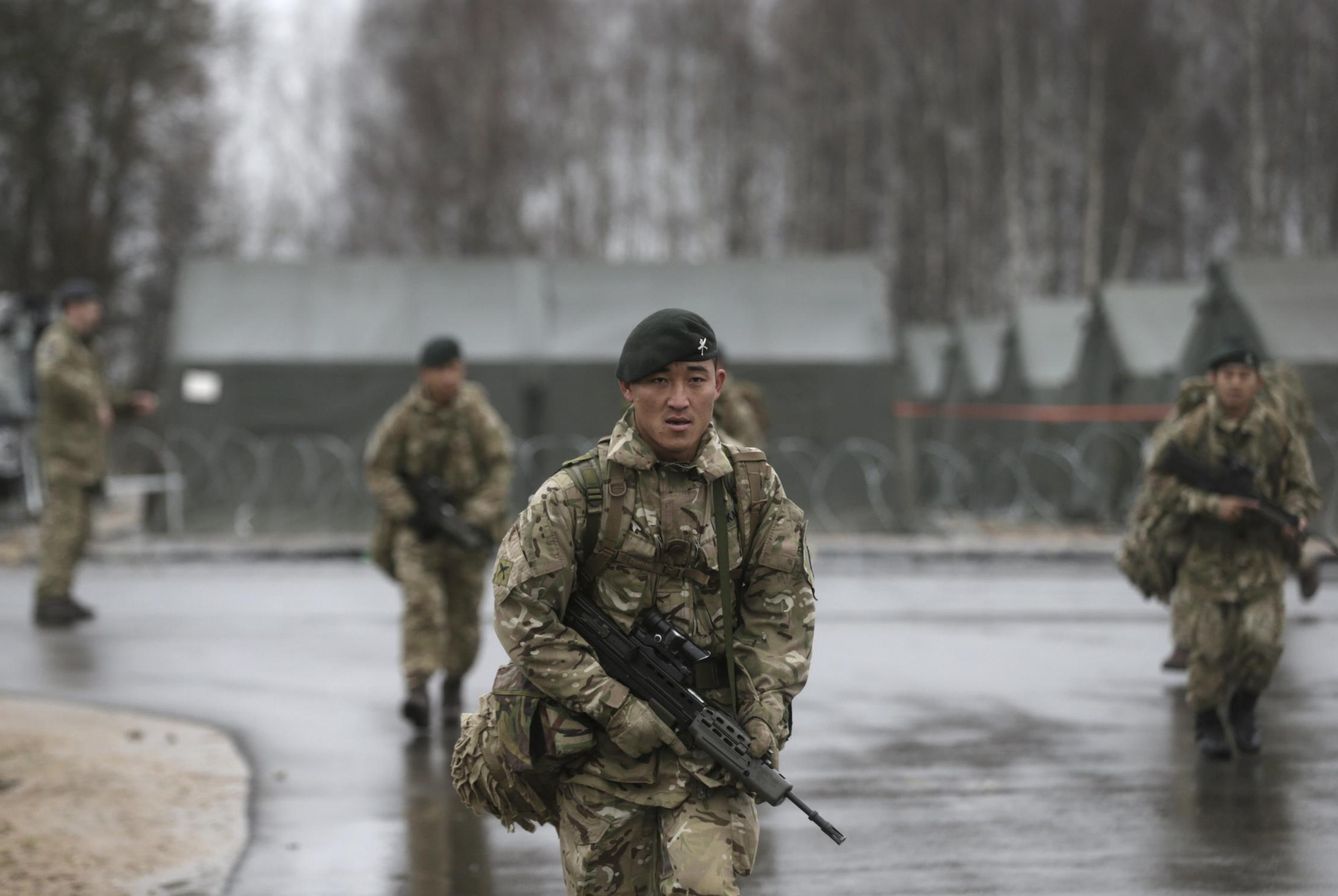 'Gurkhas' británicos de los Cuerpos de Reacción Rápida Aliada de la OTAN, durante unas maniobras en Letonia.
