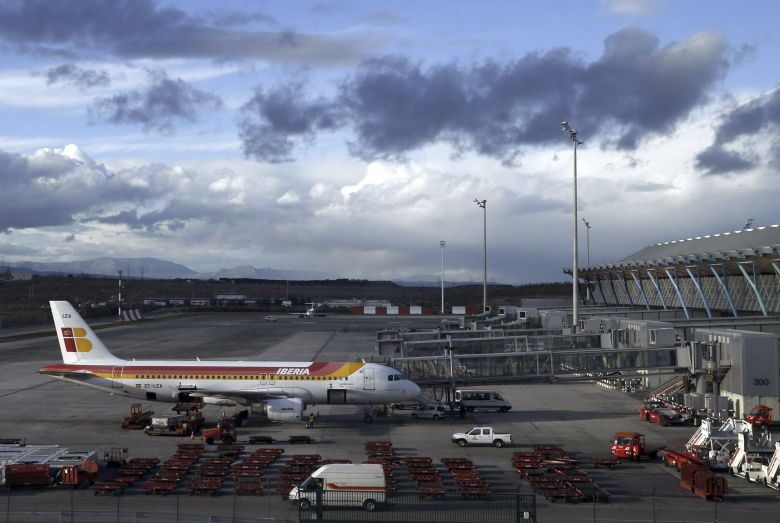 Vista del exterior de la Terminal T4 del aeropuerto de Madrid-Barajas. (Efe)