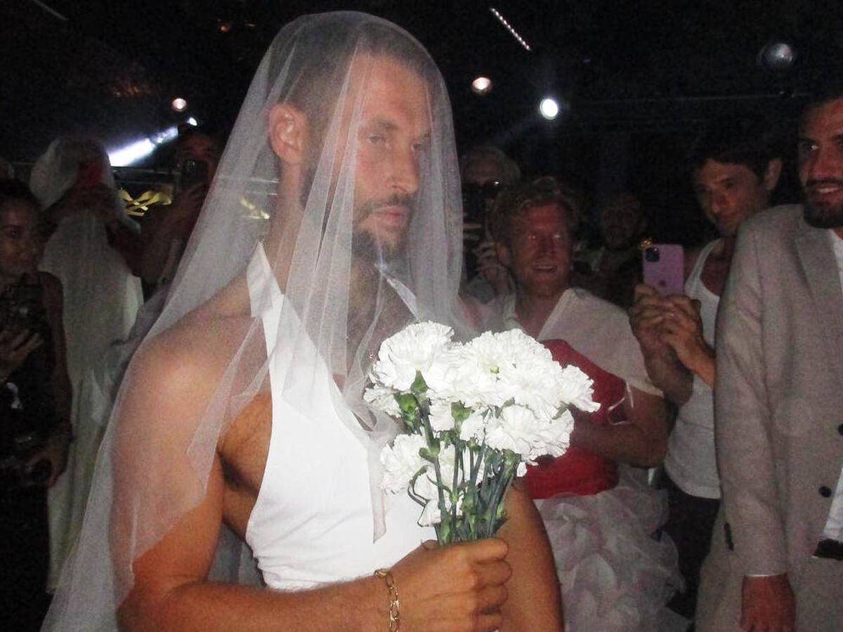 Foto: Simon Porte Jacquemus, con su vestido de novia en la fiesta de su boda. (Instagram/@dualipa)