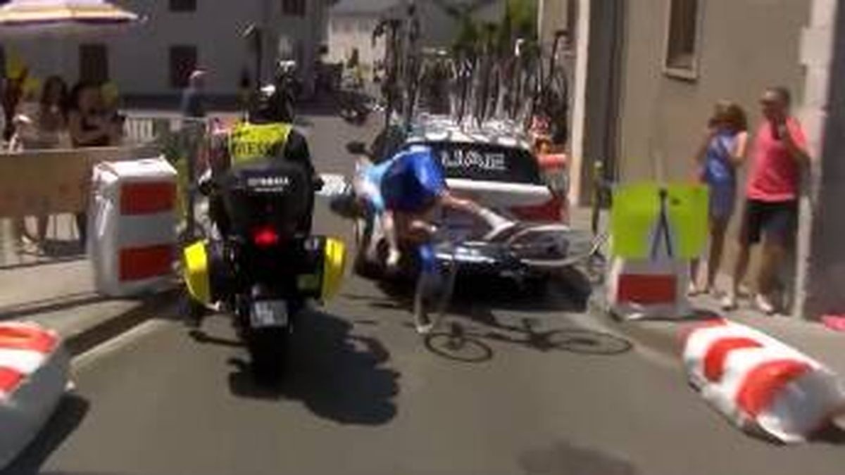 ¡Insólito! Impresionante doble colisión en el Tour de Francia por culpa de un coche y una moto