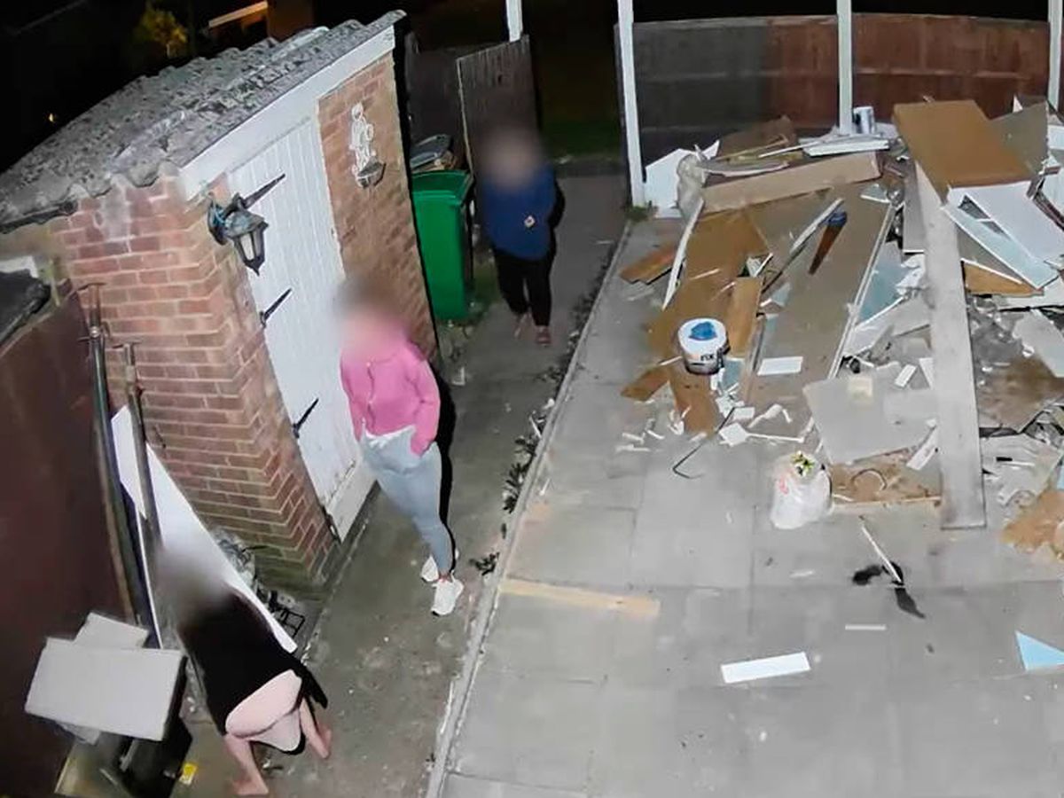 Foto: Las tres mujeres fueron directamente a por el horno que había en el patio (YouTube)