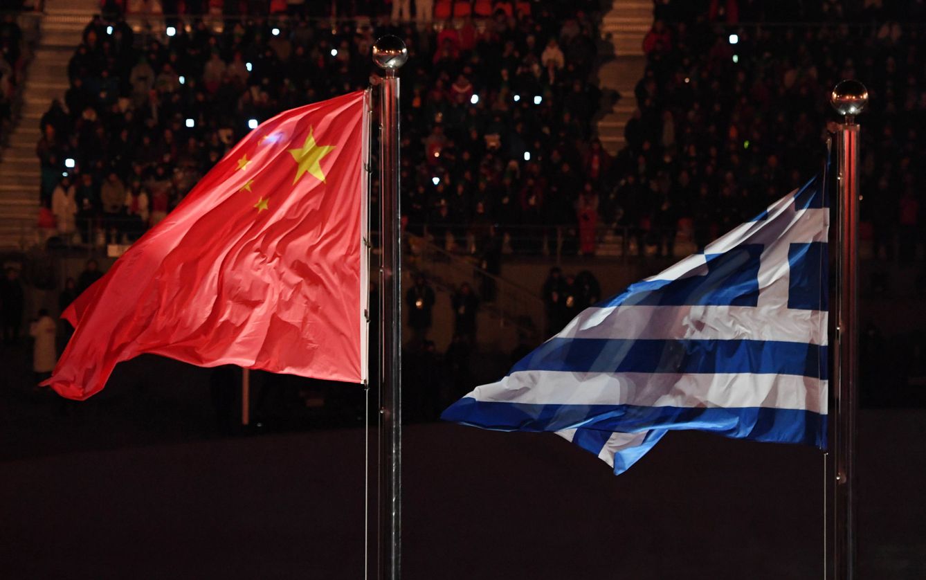 Las banderas de China y Grecia. (Reuters)