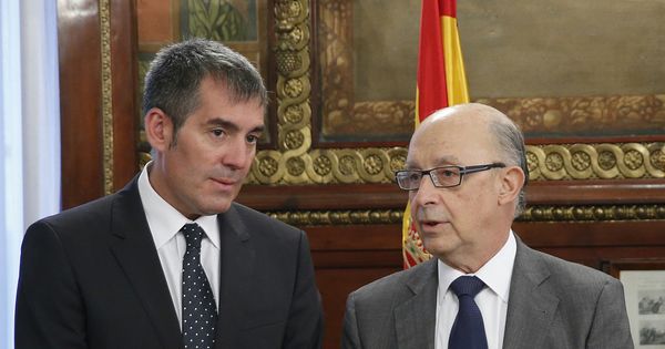 Foto: El presidente del Gobierno de Canarias, Fernando Clavijo (i), junto al ministro Cristóbal Montoro (d). (EFE)
